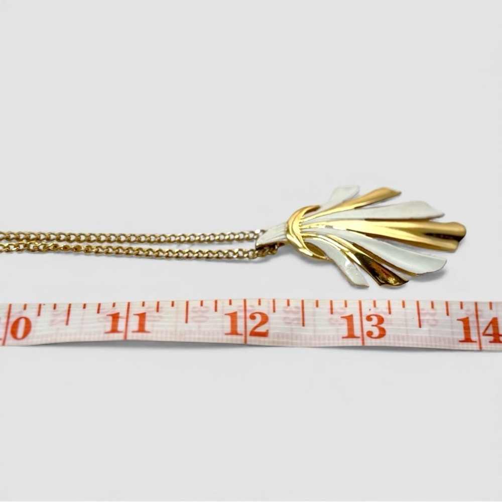 Vintage White Enamel Leaf Pendant Necklace Gold Tone 25 Inch Chain - Picture 6 of 6